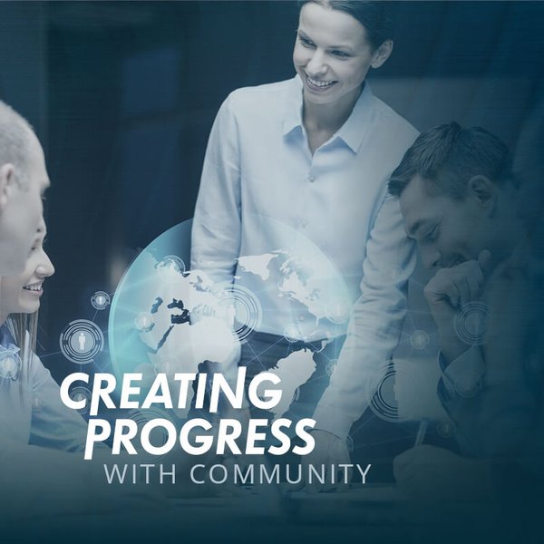 Bild von einer Gruppe Personen mit der Aufschrift Creating Progress with Community.
